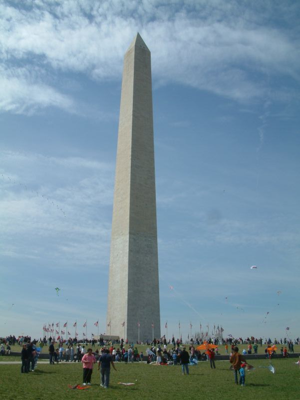 Das Washington Monument während des 41. Smithsonian Drachen Festival
