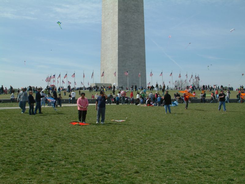 Viele Menschen kamen für das 41. Smithsonian Drachen Festival zum Washington Monument. Unzählige Flugdrachen stiegen in den Himmel über der Mall.