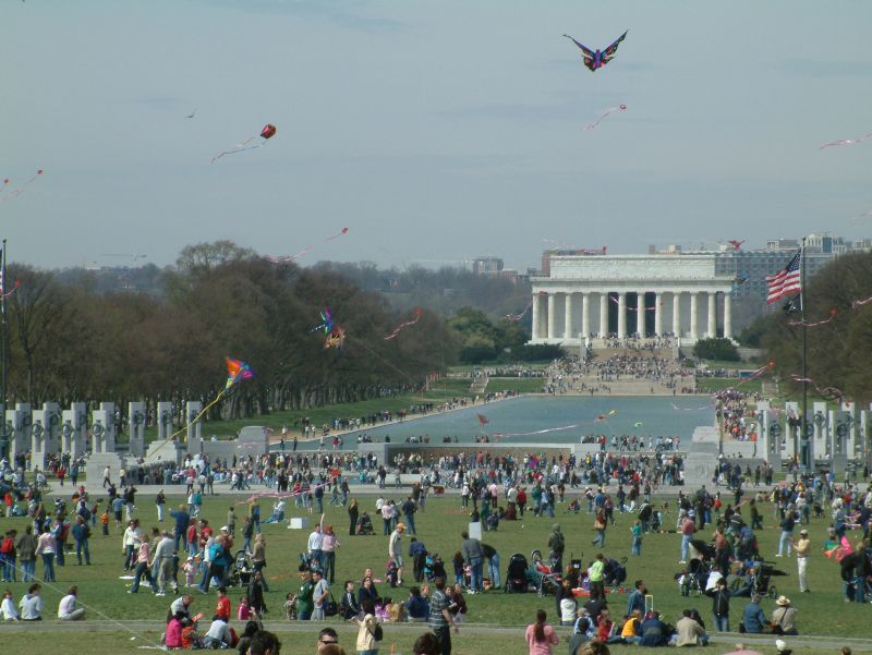 Das Lincoln Memorial während des 41. Smithsonian Drachen Festival. In der Mitte des Bildes ist nationale Gedenkstätte zur Erinnerung an den Zweiten Weltkrieg zu sehen.