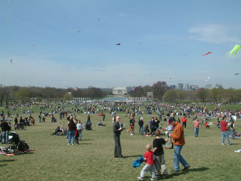 Sehr viele Menschen kamen für das 41. Smithsonian Drachen Festival zum Washington Monument. Unzählige Flugdrachen stiegen in den Himmel über der Mall. Im Hintergrund ist das Lincoln Memorial zu sehen.
