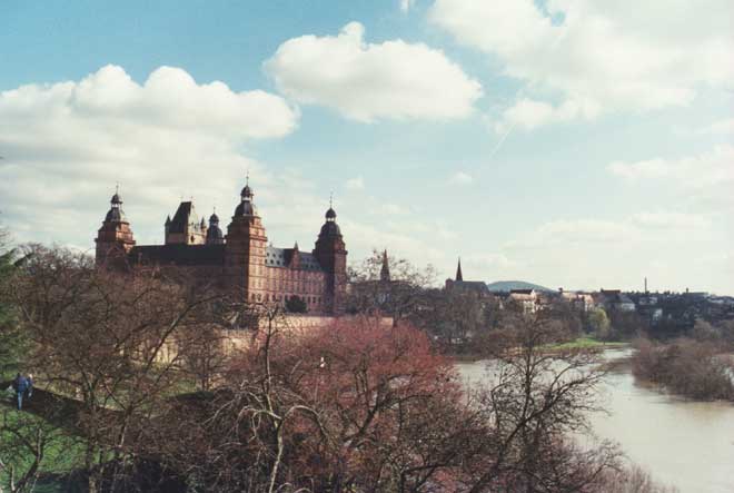 Blick auf Schloss Johannisburg und die "Skyline" von Aschaffenburg