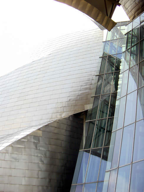 Die Fassage des Guggenheim Bilbao bestehen aus einer Kombination von Titan und Glas.