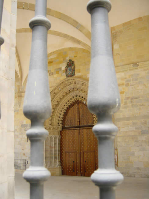 The entrance to a church in San Sebastian ist blocked by iron bars