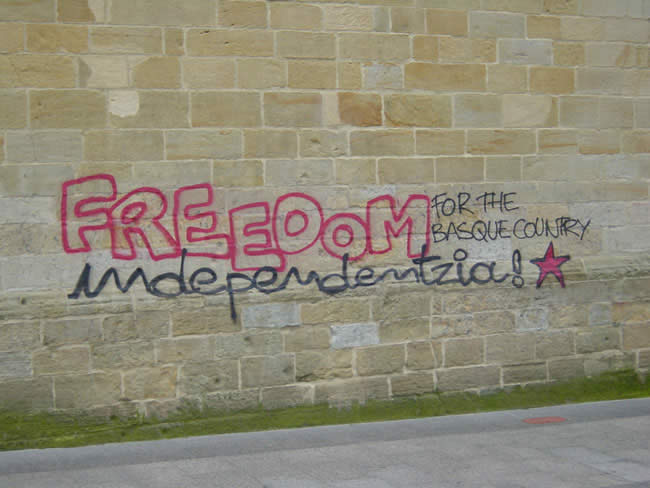 Graphiti on a wall in San Sebastian: "Freedom for the Basque Country - indepentzia!".