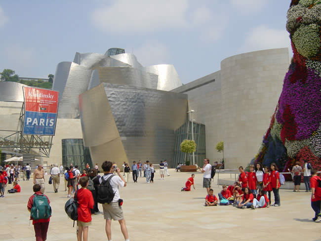 Haupteingang des Guggenheim Museum Bilbao