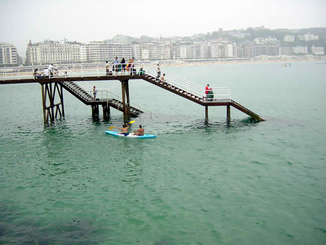Schwimmer am Strand von San Sebastian