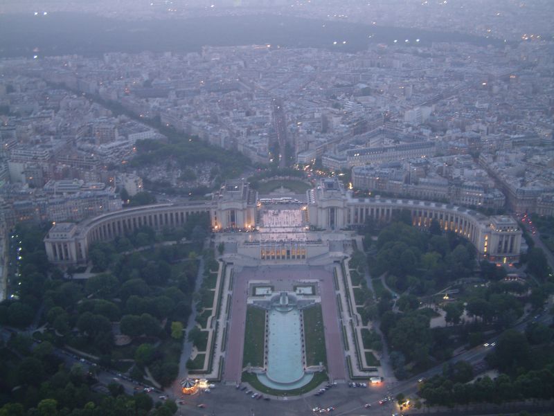 Blick von der Spitze des Eiffelturms auf den Palais de Chaillot und den Trocadéro