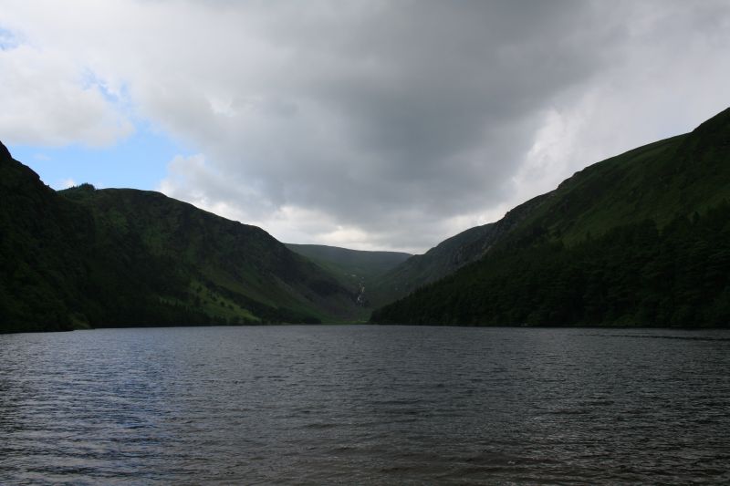 Einer der beiden Seen, die Glendalough (Gleann Dá Locha) seinen Namen geben.