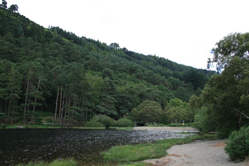 Einer der beiden Seen, die Glendalough (Gleann Dá Locha) seinen Namen geben.