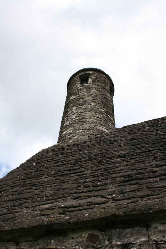 Turm der Kapelle St. Kevin's Kitchen in Glendalough