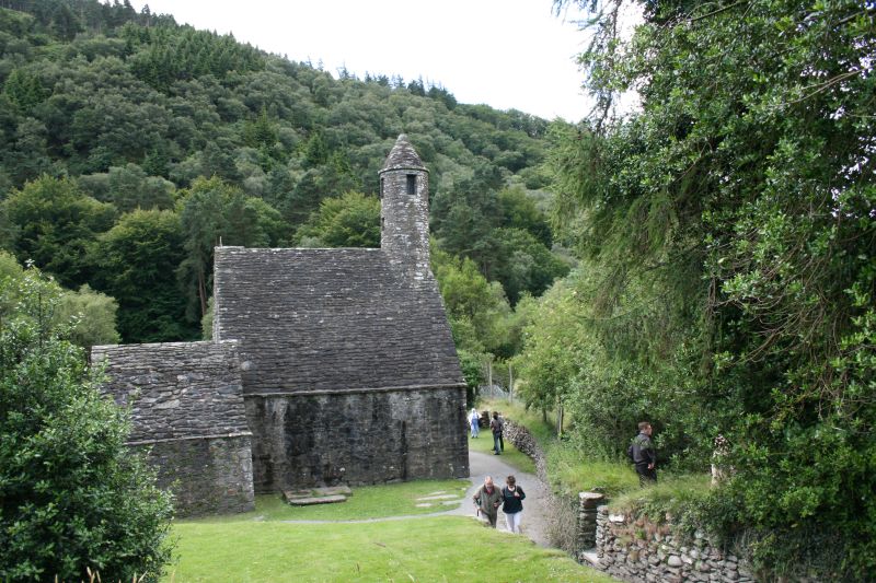 Die gedrungene Kapelle aus dem 11. Jahrhundert erhielt wegen des an einen Kamin erinnernden Turms die Bezeichnung St. Kevin's Kitchen. Sie hat ein massives Dach aus Stein und hat daher die& Jahrhunderte überstanden.