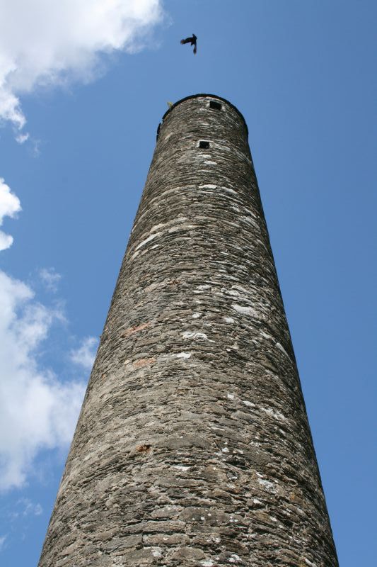 Der 33 Meter hohe Rundturm des Klosters Glendalough