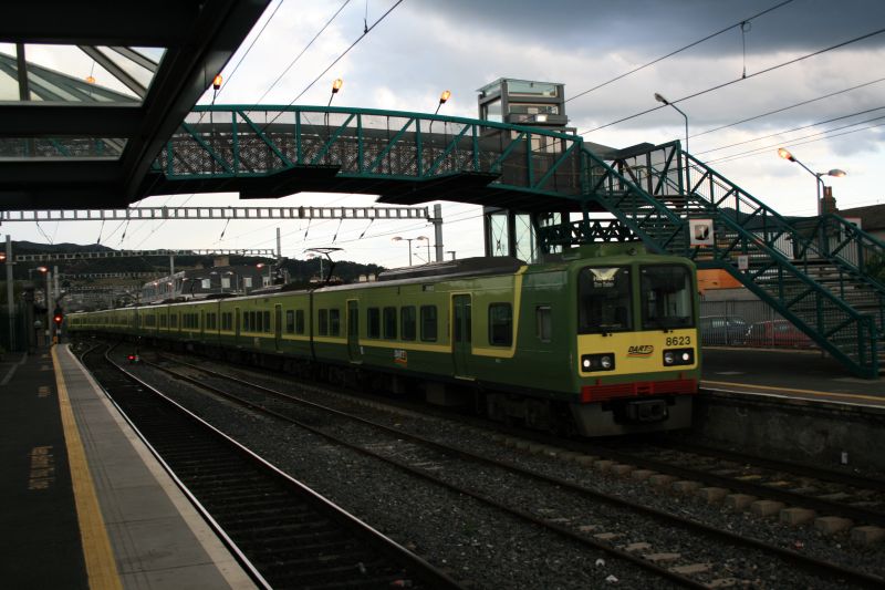 DART Zug kommt im Bahnhof von Bray an