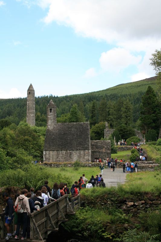 Glendalough& ist& eine Ansammlung von Klosterruinen, die in den Wicklow Mountains, etwa 40 km südlich von Dublin gelegen sind.