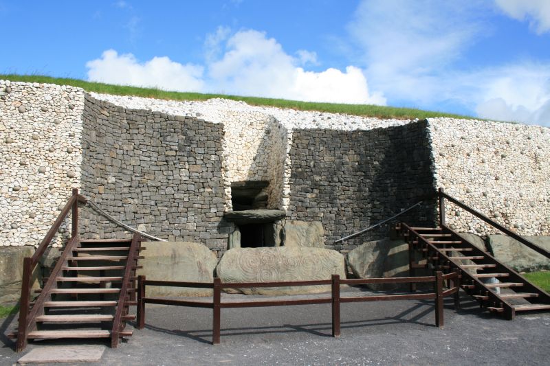 Teilrekonstruierter Eingang von Newgrange mit Lichtöffnung