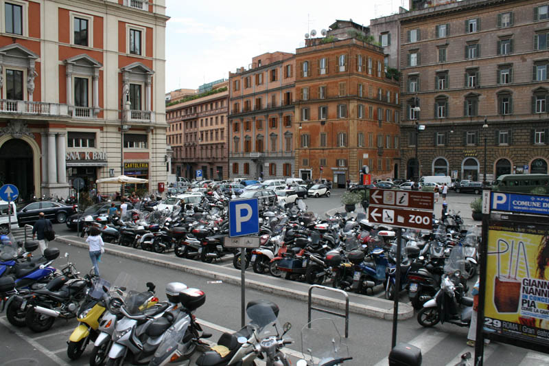 Scooter (Mofas) sind das typische Fortbewegungsmittel in Rom