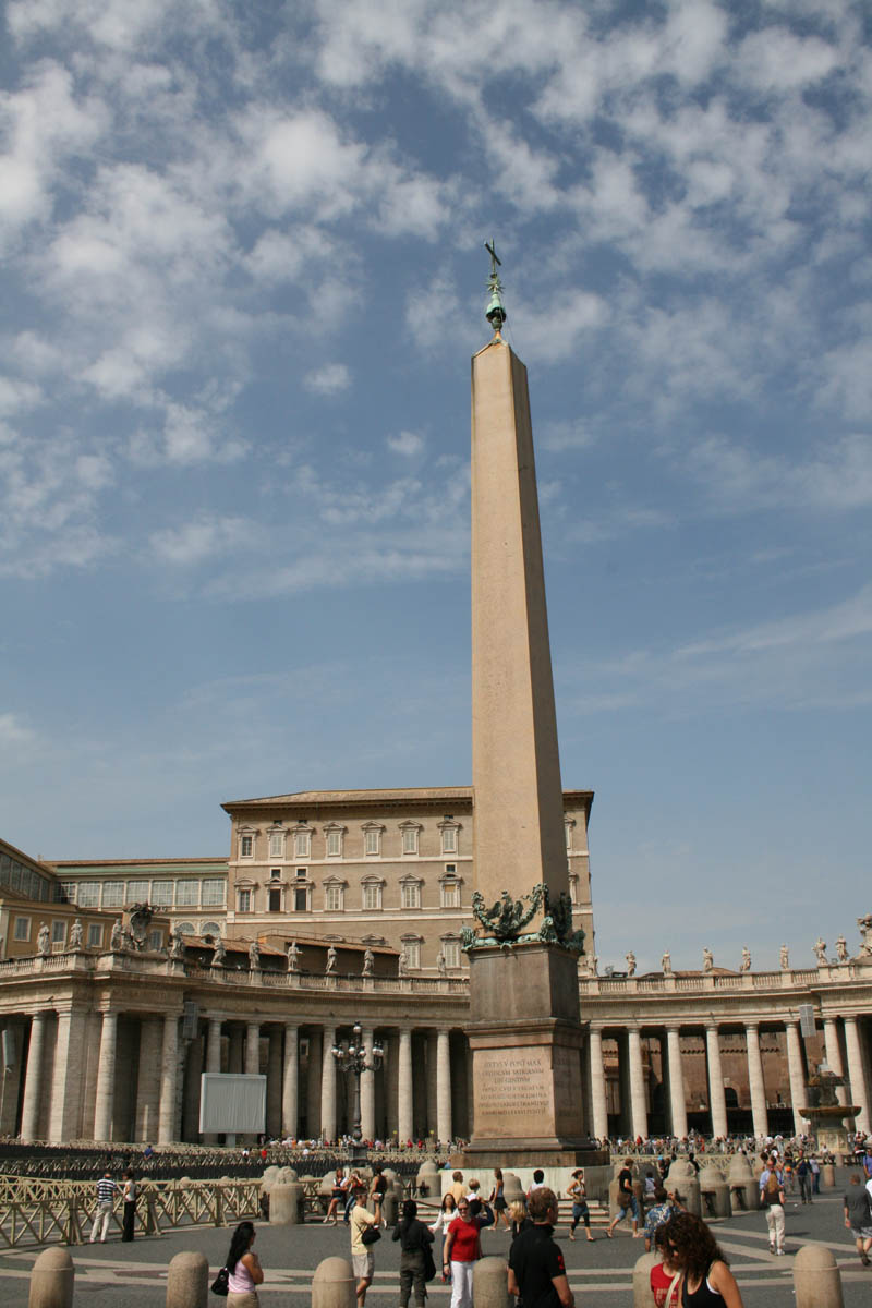 Im Mittelpunkt des elliptischen Petersplatzes (Piazza San Pietro) befindet sich ein Ägyptischer Obelisk aus rotem Granit. Er ist 25,5 Meter hoch und ruht auf vier bronzenen Löwen. Samt Sockel misst der Obelisk 41 Meter. Er wurde ursprünglich im Jahr 37 vor Christus von Kaiser Caligula nach Rom gebracht. Er stand in Spina des Circus des Caligula (später Circus des Nero), der sich einst an der Stelle des heutigen Petersdoms befand.