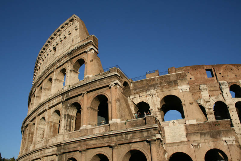 Das Kolosseum bot ursprünglich Platz für 50.000 Besucher. Es wurde für Gladiatorenkämpfe sowie öffentlichen Festen genutzt. Die Anlage war über 500 Jahre in Betrieb. Die letzten überlieferten Spiele fanden im sechsten Jahrhundert statt - viele Jahre noch nach dem Fall von Rom im Jahr 476.