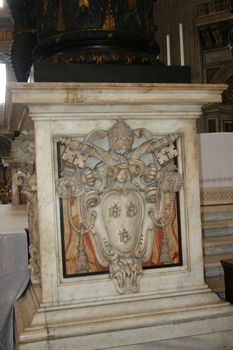 Päpstliches Wappen auf einer der Säulen des Baldachins, der den Hauptaltar des Petersdoms überspannt
