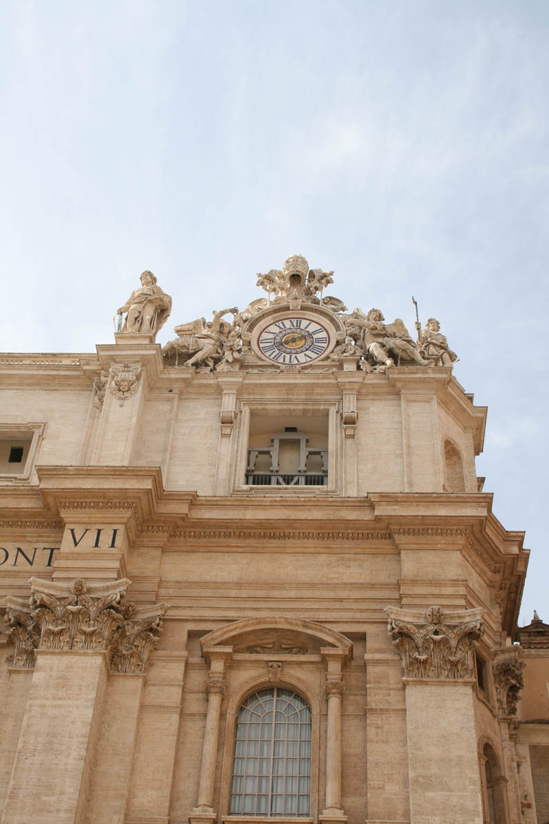 Uhr in der rechten Hälfte der Fassade des Petersdoms