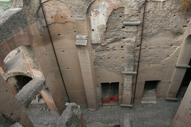 Blick hinab vom Palatin in die Ruinen der großen Halle aus Ziegelsteinen& an der Straße& Vicus Tuscus& des südlichen& Forum Romanum