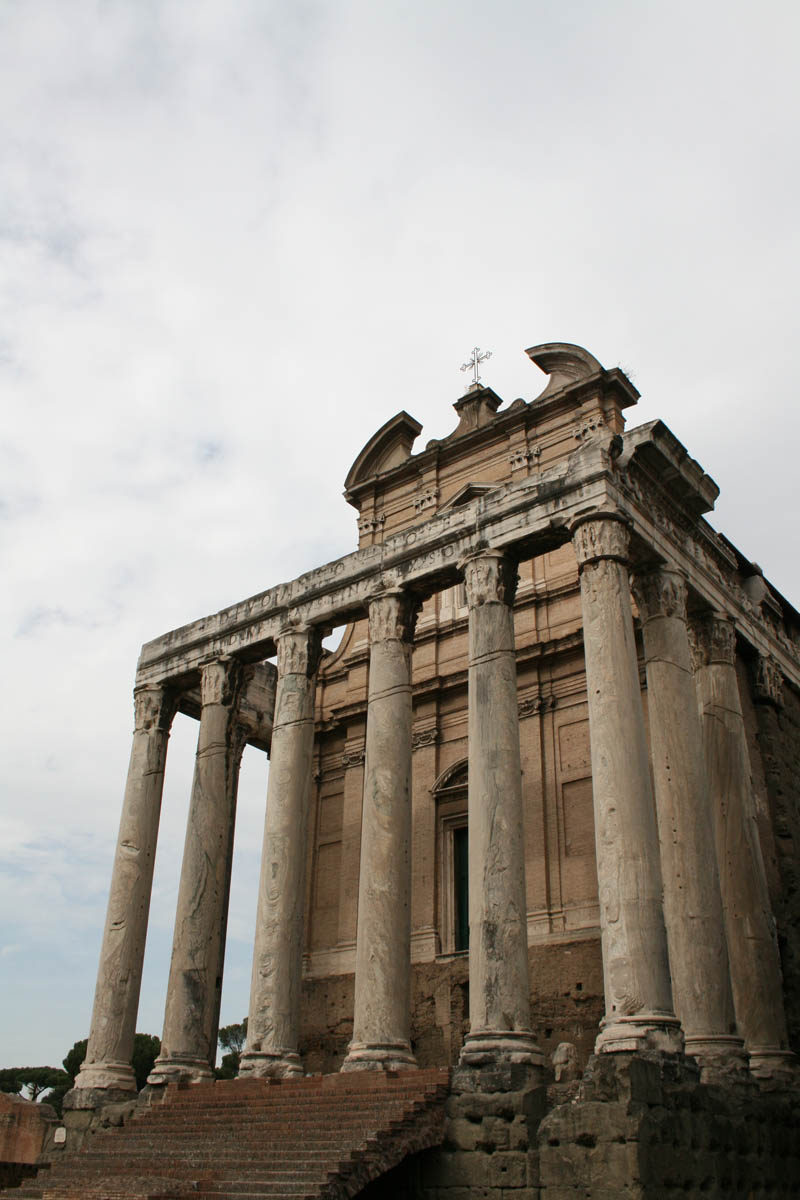 Tempel des Antoninus und der Faustina (San Lorenzo in Miranda)