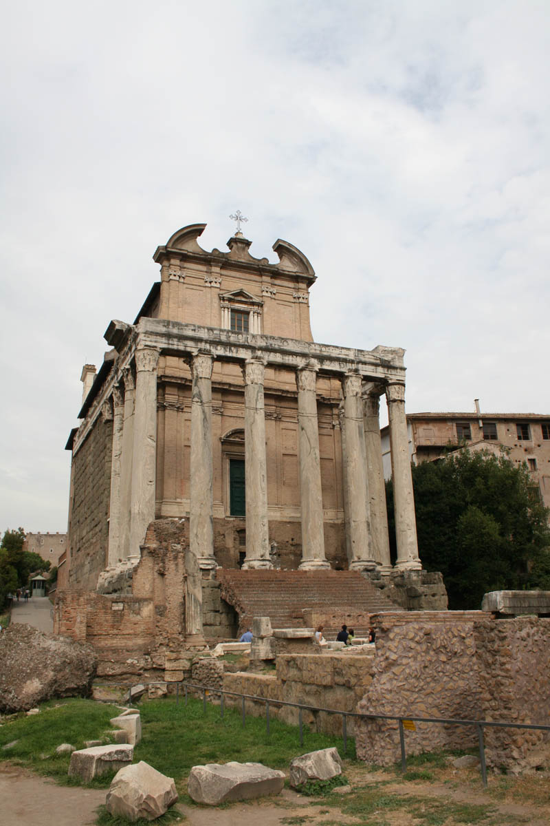 Tempel des Antoninus und der Faustina (heute San Lorenzo in Miranda)