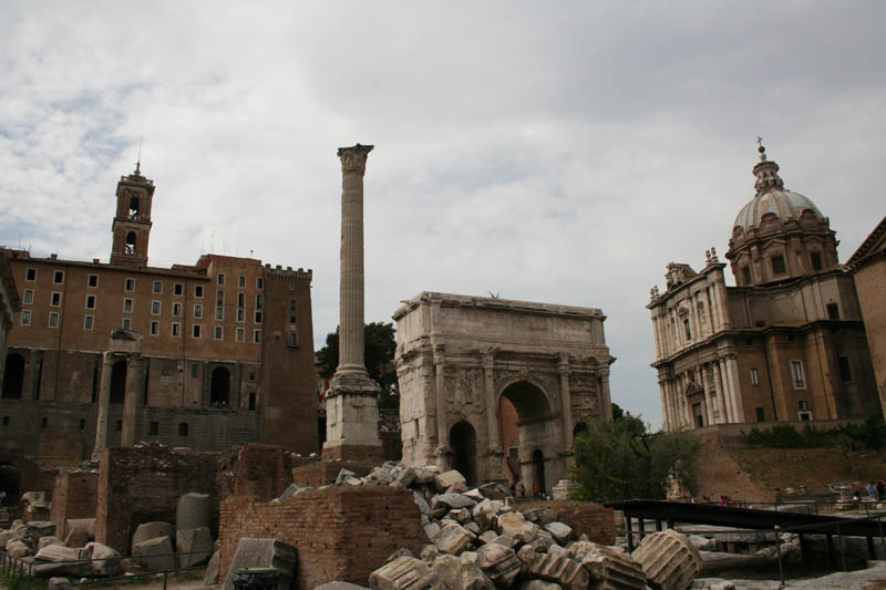 Tabularium, Triumphbogen des Septimius sowie die Kirche Santi Luca e Martina