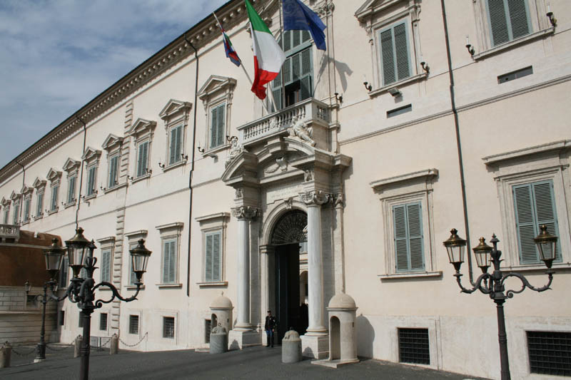 Der Quirinalspalast (ital. Palazzo del Quirinale oder kurz Quirinale) ist der offizielle Sitz des Präsidenten der Republik Italien. Das Gebäude steht auf dem Quirinal, dem höchsten der sieben Hügel Roms.