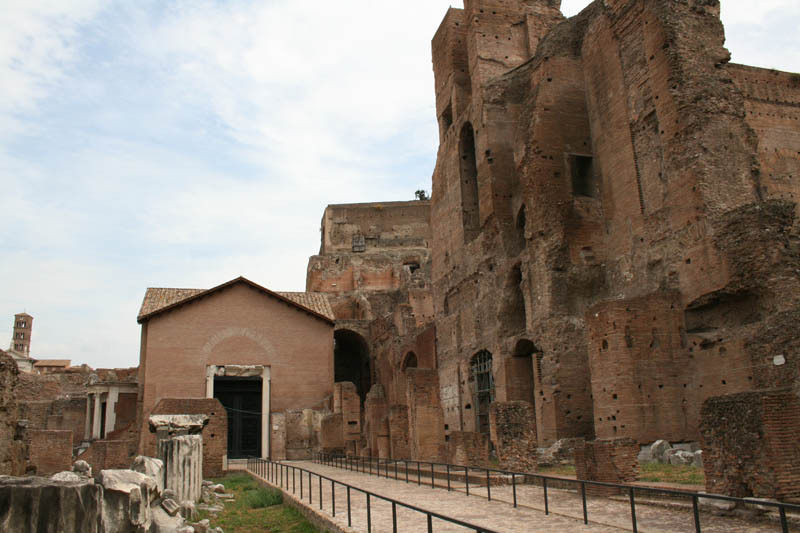 Große Halle aus Ziegelsteinen am Vicus Tuscus des Forum Romanum