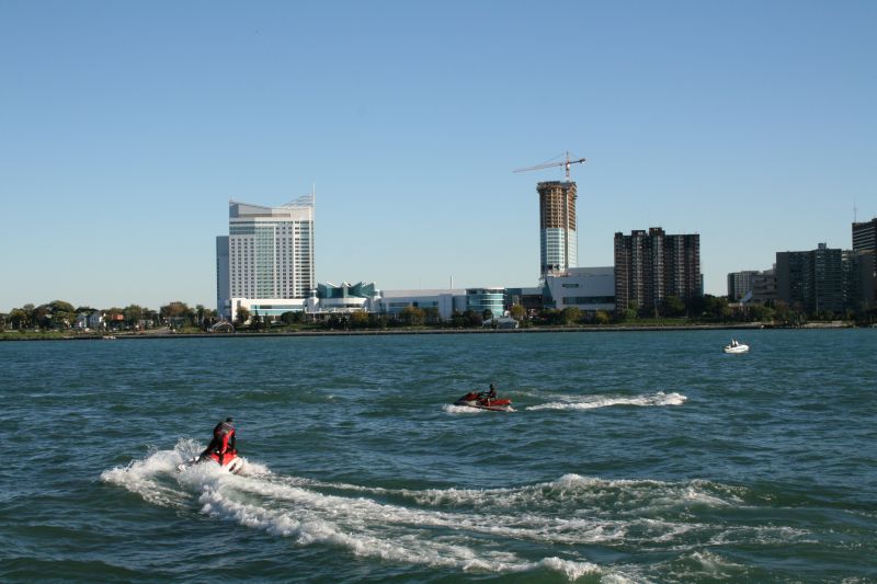 Zwei Jet-ski düsen in der Nähe des Renaissance Centers über den Detroit River