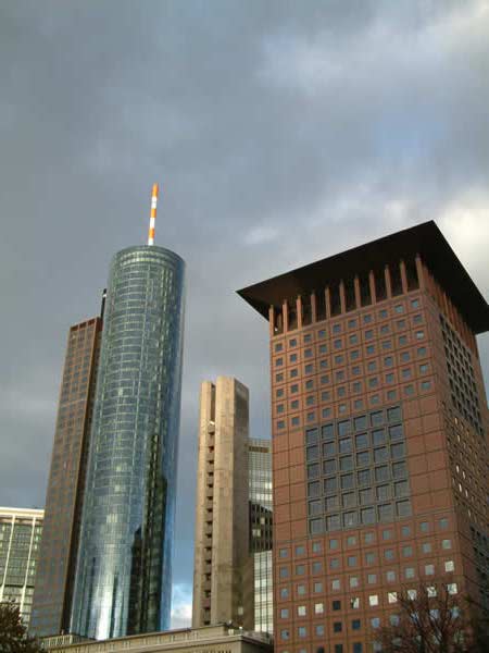 Links der Main Tower, rechts das Japan Center.