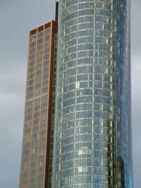 Die moderne Fassade des Main Tower.
