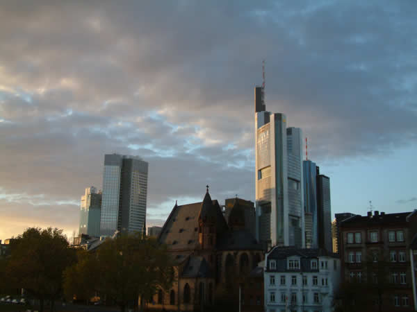 Die Skyline mit Eurotower und Commerzbank im Sonnenuntergang