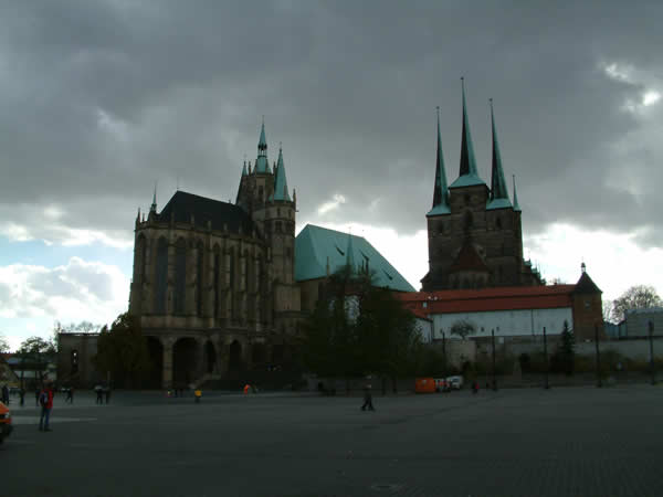 Doppelanlage von Mariendom und Severikirche.