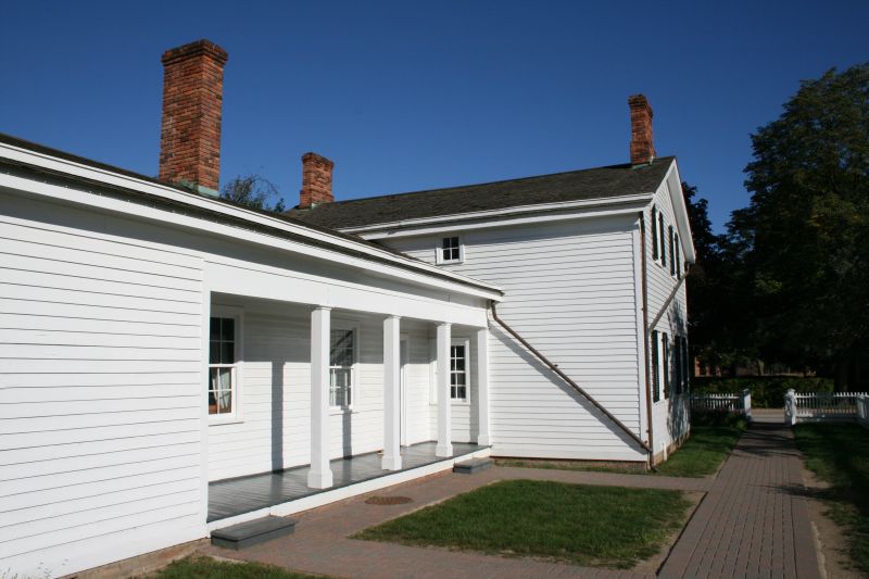 In diesem Haus wurde Henry Ford geboren. Er wuchs mit fünf Schwestern und Brüdern auf. Ursprünglich befand sich das Gebäude in Springwells Township, Michigan.