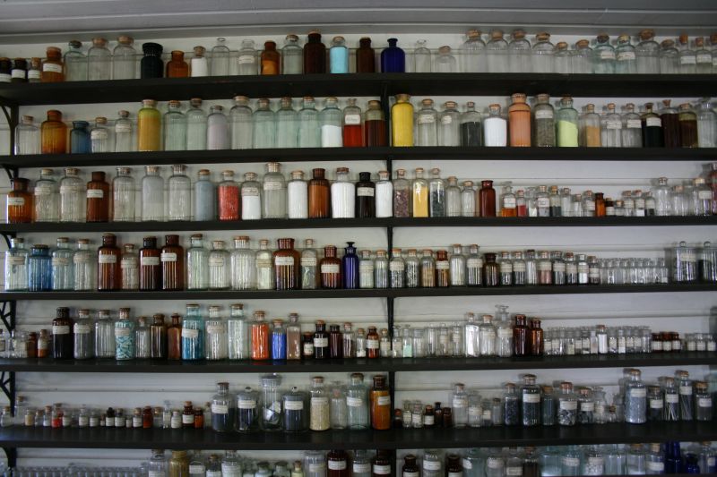 Nachbau des Menlo Park Laboratoriums wo Thomas Edison die industrielle Glühbirne erfunden hat. Das Bild zeigt zahlreiche Glasbehälter mit chemischen Stoffen.