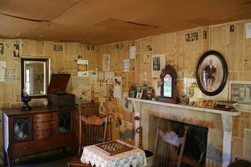 Main room in the Mattox familiy home. This is an example for living conditions of poor families during the Great Depression. The walls were covered with old newspapers to improve insulation.