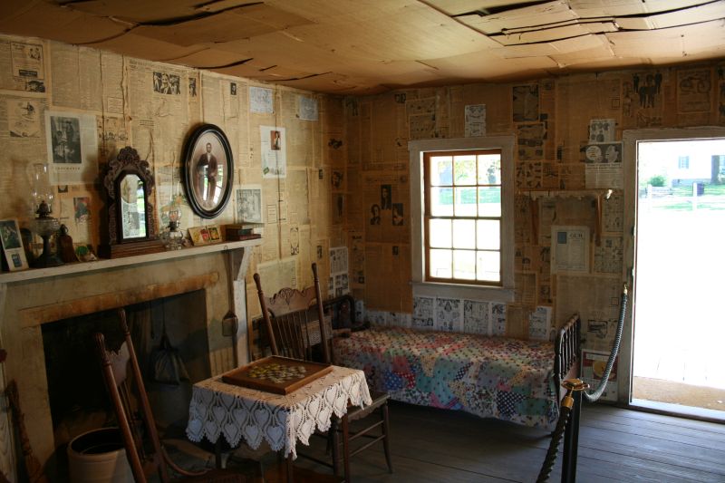 Main room in the Mattox familiy home. This is an example for living conditions of poor families during the Great Depression. The walls were covered with old newspapers to improve insulation.