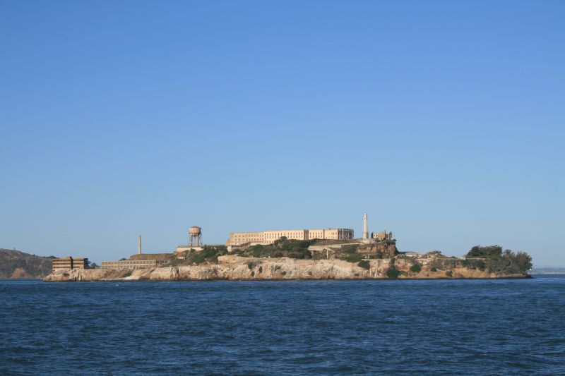 Die Insel Alcatraz (oder auch nur kurz "Alcatraz" oder "The Rock") liegt in der Mitte der San Francisco Bay. Ursprünglich stand hier ein Leuchtturm. Später wurde die Insel eine militärische Festungsanlage, dann ein Militärgefängnis und schließlich ein Bundesgefängnis. 1963 wurde die Anlage in ein Erholungsgebiet umgewidmet.