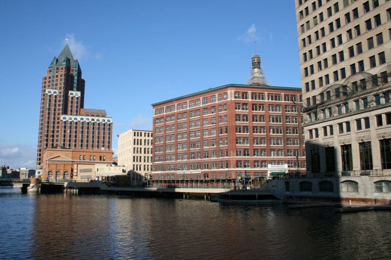 Der Milwaukee Riverwalk ist eine Uferpromenade entlang des Milwaukee Flusses