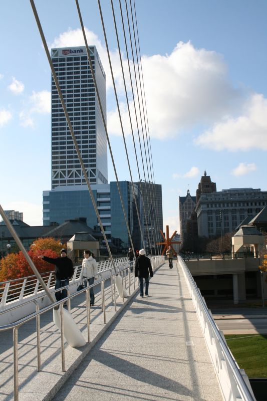 Brücke vom Milwaukee Art Museum (MAM) zur Innenstadt