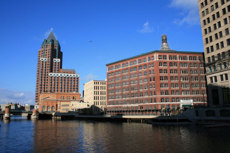 Der Milwaukee Riverwalk ist eine Uferpromenade entlang des Milwaukee Flusses