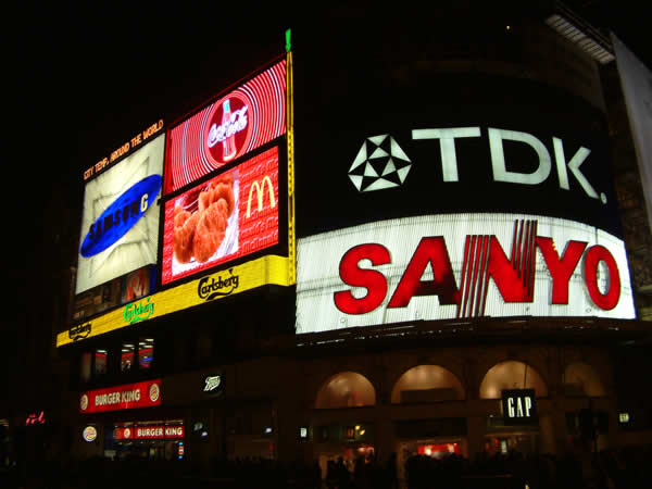 Der Piccadilly Circus verfügt wohl über eine der wenigen Werbefassaden, die zu einer touristischen Attraktion ernannt werden.