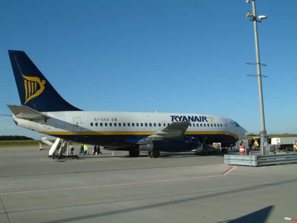 Als Transportmittel dient eine alte Maschine des Billigfliegers Ryanair. Ziel ist der Flughafen Stansted im Äußersten Nordosten von London.