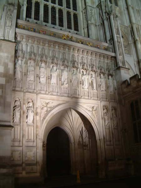 Das Portal von Westminster Abbey in tiefster Dunkelheit.