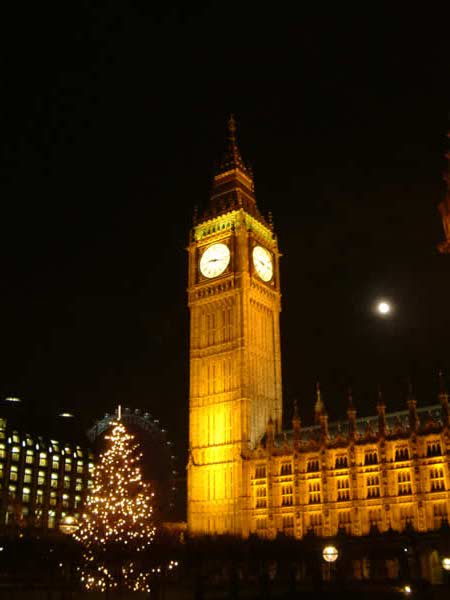 Big Ben mit Weihnachtsbaum, Vollmond und dem Riesenrad "London Eye" im Hintergrund.