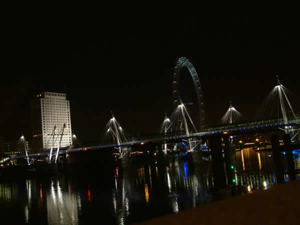 Leider ein nur unscharfes Bild der Millenium Bridge direkt neben dem London Eye.