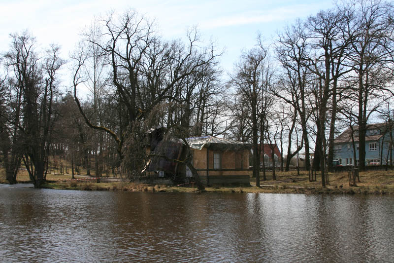 Es scheint, dass der Pavillon am See des Schloss Weißenstein sein Dach bei einem Sturm verloren hat