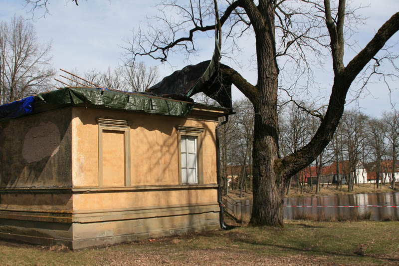 It seems that the old pavilion along the lake of Weissenstein Palace lost its roof during a storm